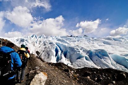 Senderismo por uno de los glaciares de la Patagonia argentina.