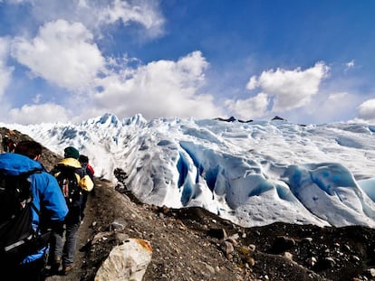 Senderismo por uno de los glaciares de la Patagonia argentina.