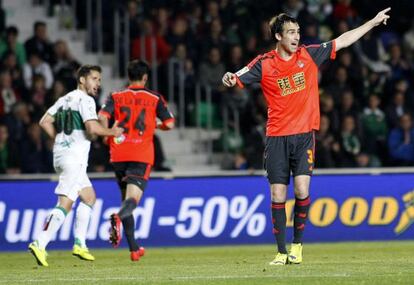 Mikel González da instrucciones a sus compañeros, durante el partido de Liga en Primera División ante el Elche.