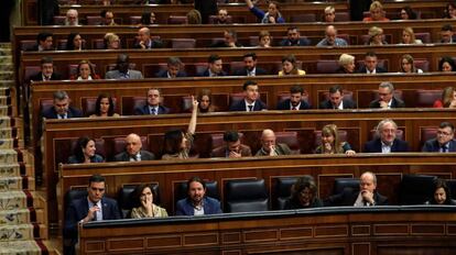 El presidente del Gobierno, Pedro Sánchez, y otros miembros del Ejecutivo, en el Congreso.