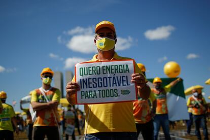 Manifestantes cobram análise do marco legal da energia solar em protesto em frente ao Congresso, em 9 de junho.