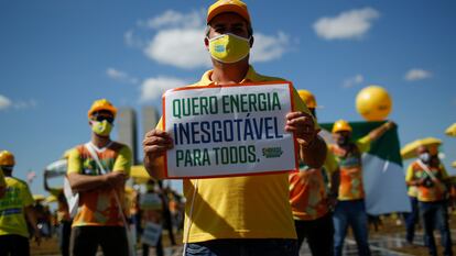 Manifestantes cobram análise do marco legal da energia solar em protesto em frente ao Congresso, em 9 de junho.