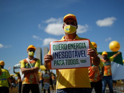 Manifestantes cobram análise do marco legal da energia solar em protesto em frente ao Congresso, em 9 de junho.