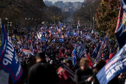 La protesta llamada  "Stop the Steal"  avanzando en la ciudad de Washington D.C. 