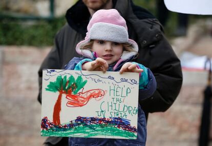 Una niña israelí muestra un dibujo en solidaridad con los niños de Siria durante una protesta condenando el asesinato de civiles, el 16 de diciembre de 2016, cerca de la residencia oficial del primer ministro israelí en Jerusalén (Israel).