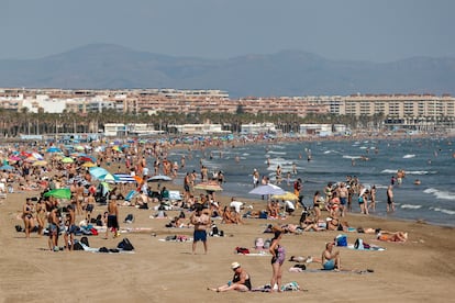 Vista general de la playa de la Malvarrosa, en Valencia, el lunes.