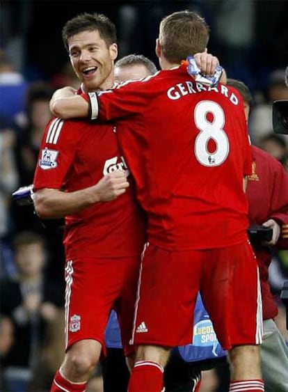 Gerrard abraza a Xabi Alonso tras el gol del español.