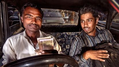 Los taxistas suelen deleitar a los pasajeros con los últimos éxitos de Bollywood a todo volumen. 	