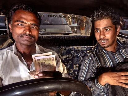 Los taxistas suelen deleitar a los pasajeros con los últimos éxitos de Bollywood a todo volumen. 	