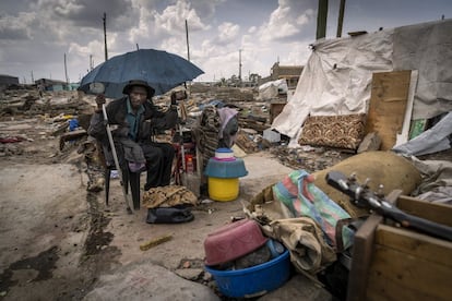 En el barrio chabolista de Mukuru Kwa Njenga, en Nairobi, casas, escuelas y negocios han sido barridos por las excavadoras de un da para otro por la construccin de una autova que pretende aliviar el trfico en esta megalpolis, y unos 60.000 vecinos se han quedado en la calle. Un vecino sin hogar y con un problema de discapacidad posa con sus escasas pertenencias, a primeros de diciembre, en este suburbio de la capital keniana.