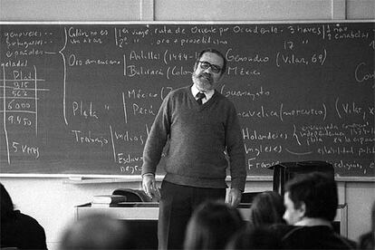 Francisco Bustelo imparte clase en la universidad en diciembre de 1980.