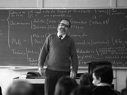 Francisco Bustelo imparte clase en la universidad en diciembre de 1980.