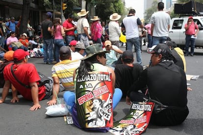 Profesores mexicanos en una protesta en 2013