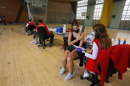 Primer día de vacunación del colectivo univeristario en el Campus de la Complutense.