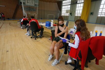 Primer día de vacunación  del colectivo univeristario en el Campus de la Complutense.