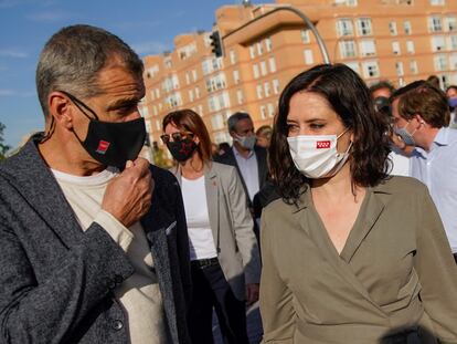La presidenta de la Comunidad de Madrid, Isabel Díaz Ayuso, y Toni Cantó visitan un polideportivo en el barrio de Sanchinarro en Madrid, el pasado 7 de abril.