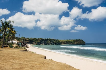 Un penacho de arena blanca surge del Índico llenando una cala bajo acantilados cubiertos de frondosa belleza tropical. Parece idílico, y lo es. Al sur de Bali, la costa oeste de la península de Bukit está salpicada de este tipo de playas, como Balangan (en la foto), Bingin y Padang Padang. Bares familiares para surfistas se elevan sobre pilotes de bambú, con los rompientes a escasos metros como única vista. Se puede ocupar una tumbona y dejarse arrullar por las olas.