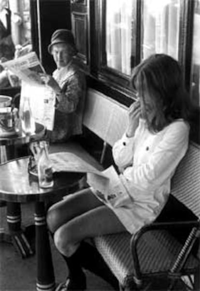 Es quizá una de sus fotos más celebradas. En ella, aparece una joven francesa sentada en una terraza parisina junto a una mujer más madura, que la mira con cierto reproche y perplejidad. Eran los años de la minifalda y de la revolución sexual.