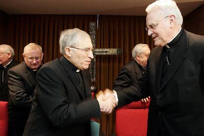 Los cardenales Antonio Mara Rouco (izquierda) y Carlos Amigo se saludan en la asamblea de la Conferencia Episcopal Espa?ola que inici ayer sus trabajos.