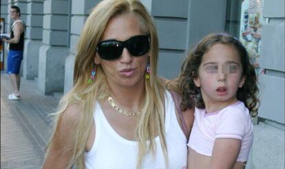 Belén Esteban y su hija, en junio de 2004.
