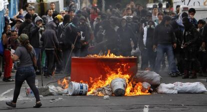 Manifestantes montan barricadas en la manifestación del domingo.