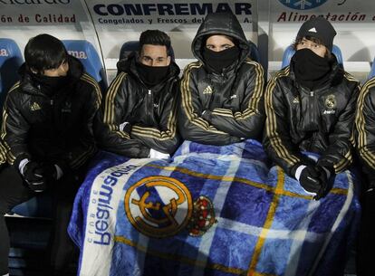 Los jugadores del Real Madrid se cubren ante las bajas temperaturas en el Coliseum