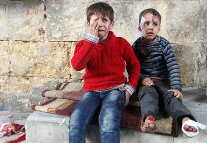Niños heridos reaccionan en un hospital tras ataques aéreos de los rebeldes en Alepo (Siria), el 18 de noviembre de 2016.