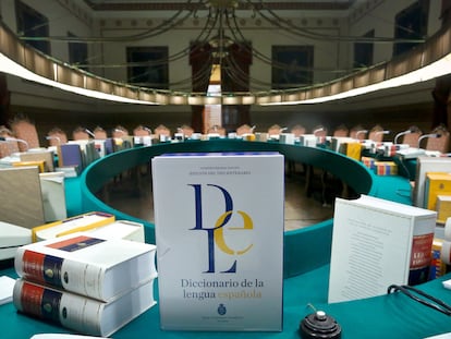 Ejemplares de la 23ª edición del 'Diccionario de la lengua española', en el salón de plenos de la Real Academia Española.