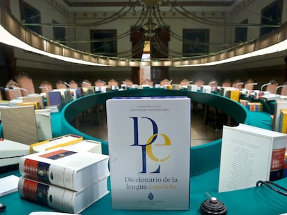 Ejemplares de la 23 edición del Diccionario de la lengua española en el salón de plenos de la Real Academia Española.