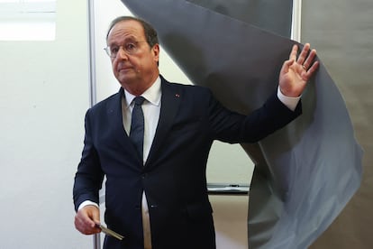 El socialista François Hollande, candidato por la coalición de izquierdas Nuevo Frente Popular, vota este domingo en Tulle (Francia). 