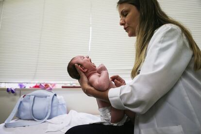 Médica do Recife com bebê com microcefalia.