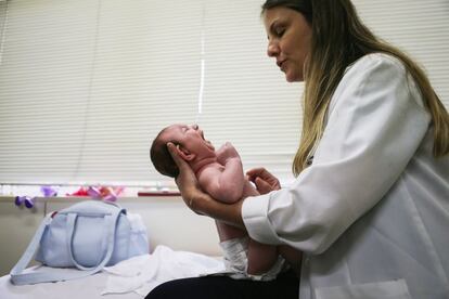 M&eacute;dica do Recife com beb&ecirc; com microcefalia.