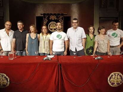 Representantes de FACUA, políticos, periodistas y actores presentan el manifiesto contra la intención que le atribuyen al Gobierno de ilegalizarla.