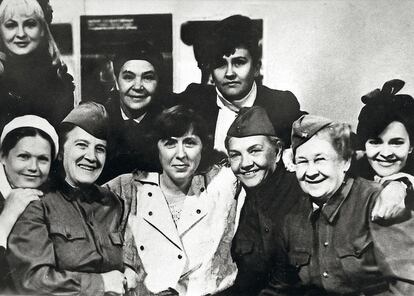 Testigos. Svetlana, en los años ochenta, rodeada de mujeres combatientes de la II Guerra Mundial con cuyos testimonios escribió 'La guerra no tiene rostro femenino'.