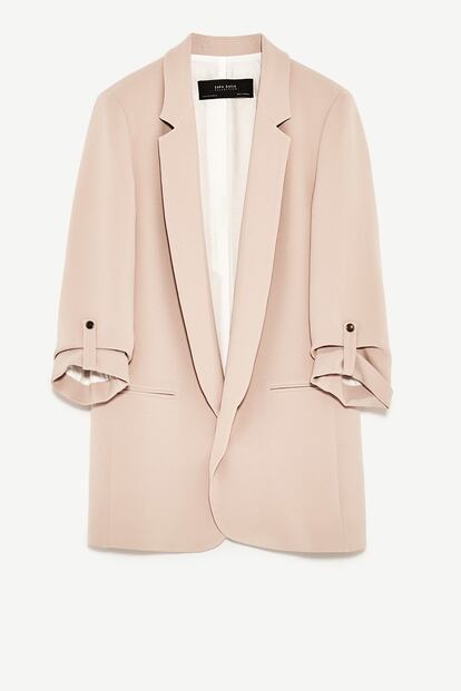 Blazer larga en tono nude de Zara (39,95 euros).