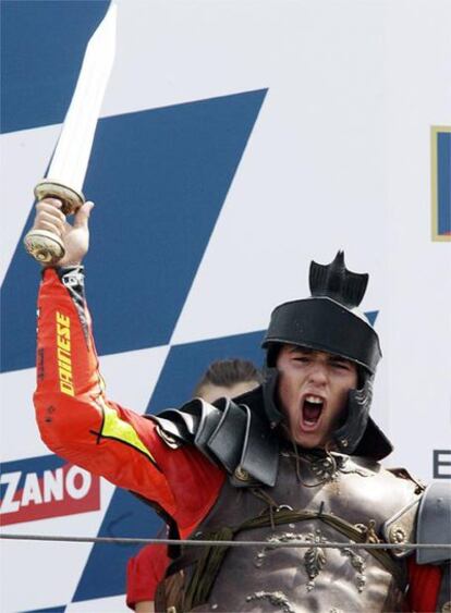 Lorenzo celebra en el podio el triunfo