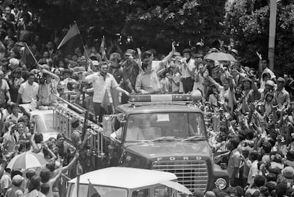 Miembros de la junta del Gobierno provisional sandinista llegan a la plaza principal en el centro de Managua tras el triunfo de la guerrilla del FSLN, en 1979.