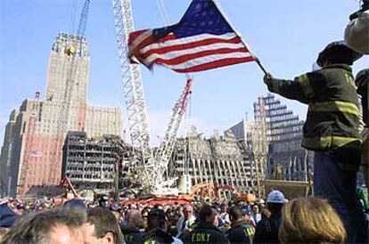 Un bombero ondea una bandera de Estados Unidos en las ruinas del World Trade Center, en Nueva York, en noviembre de 2001.