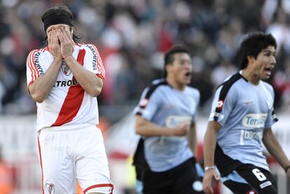 Pavone, con 1-1 en el marcador, desaprovecha una pena máxima para River en el segundo tiempo.