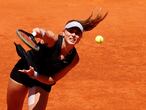 MADRID, 06/05/2021.- La tenista española Paula Badosa saca la bola ante la australiana Ashleigh Barty durante su partido de semifinales del Mutua Madrid Open disputado este jueves en la Caja Mágica. EFE/Chema Moya