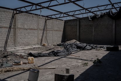 On the floor of one of the roofed rooms, there are still rudimentary weights made from cans and cement to build muscle. The Attorney General's Office is handling the case, but nothing is known yet about the young people who may have passed through there, nor who owned the clothes found on the ranch, let alone what has happened to them.