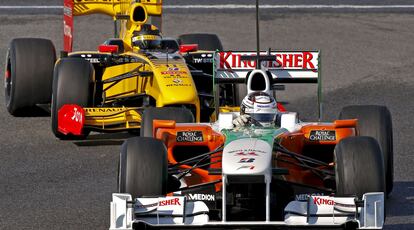 El piloto alemán de Force India, Adrian Sutil, seguido del Renault del polaco Robert Kubica.
