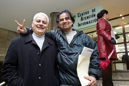 José Javier Vilena (derecha), junto a su empleador, Fernando Morales.