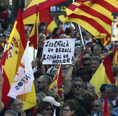 "Ser catalã é um orgulho. Espanhol uma honra", diz um dos cartazes levados por manifestantes.