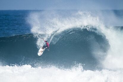 El surfista brasileño Adriano de Souza compite en la prueba Drug Aware Margaret River, en la localidad de North Point (Australia).