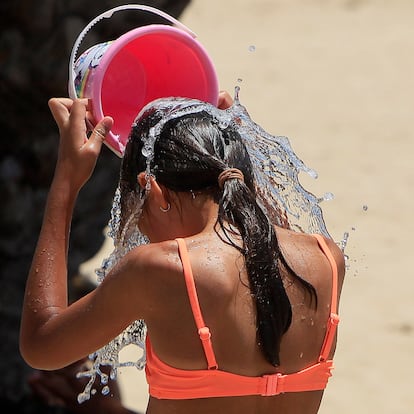 FOTODELDÍA - GRAFCVA8352. ALICANTE, 26/06/2025.- Una joven se refresca en la playa de Alicante durante este jueves cuando el calor de las últimas semanas ha disparado hasta alrededor de los 25 grados centígrados la temperatura del mar Mediterráneo en el sureste peninsular, entre 3 y 4 grados más que lo habitual a finales de junio. EFE/Morell