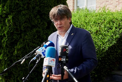 El expresident Carles Puigdemont, atiende a la prensa en la Casa de la República, en Waterloo, en un encuentro político de 2021.