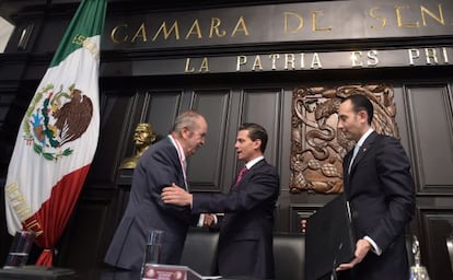 Peña Nieto felicita a Baillères tras recibir la medalla.