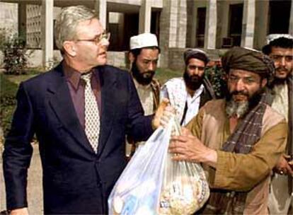 El cónsul australiano (a la izquierda) entrega a los talibán provisiones para los cooperantes detenidos.