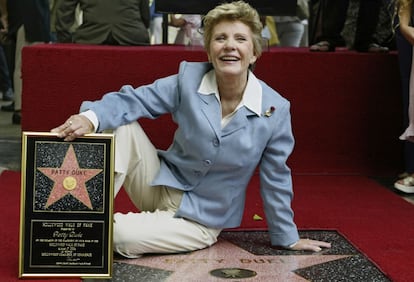 Patty Duke con su estrella en el Paseo de la Fama de Los Ángeles, en 2004.